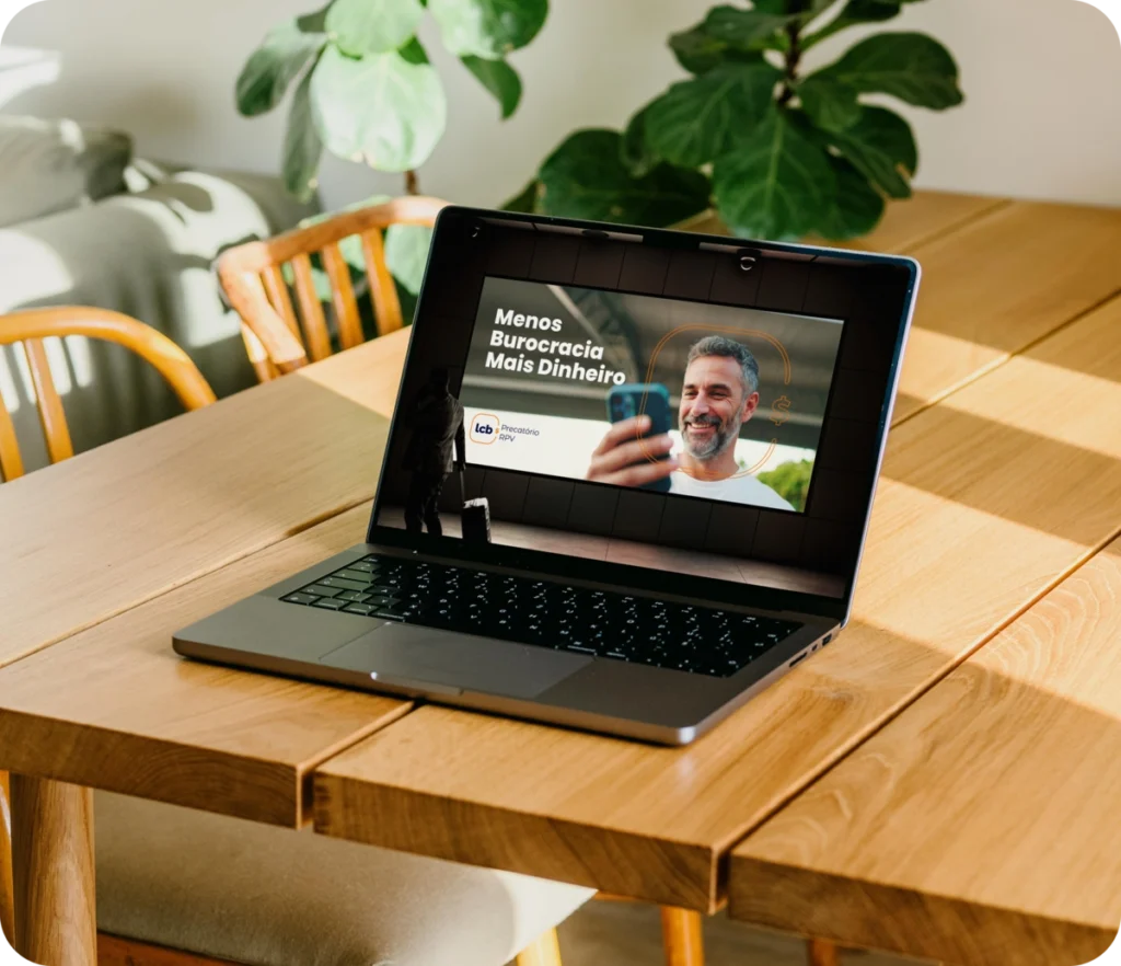 Laptop exibindo anúncio "Menos Burocracia Mais Dinheiro