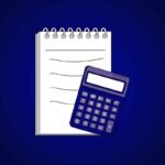 Caderno e calculadora sobre fundo azul